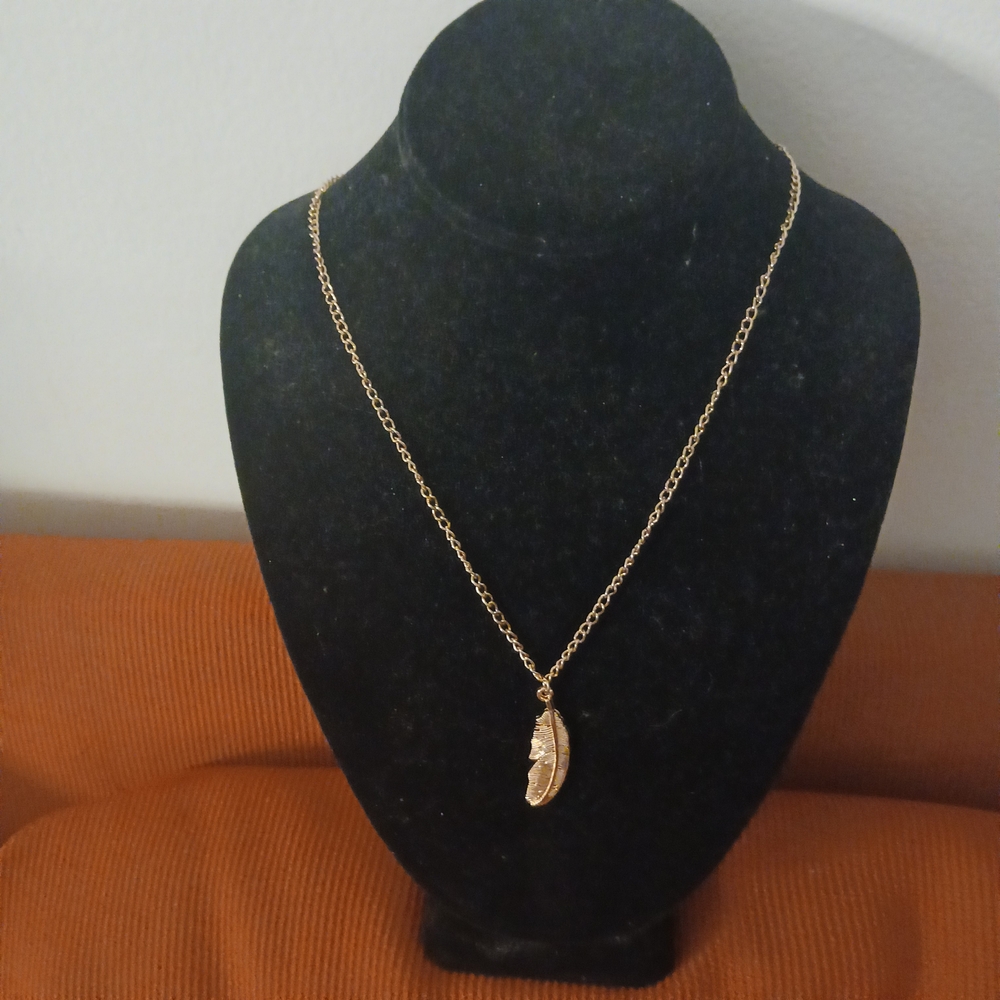 Gold Tone Metal Leaf Neclace